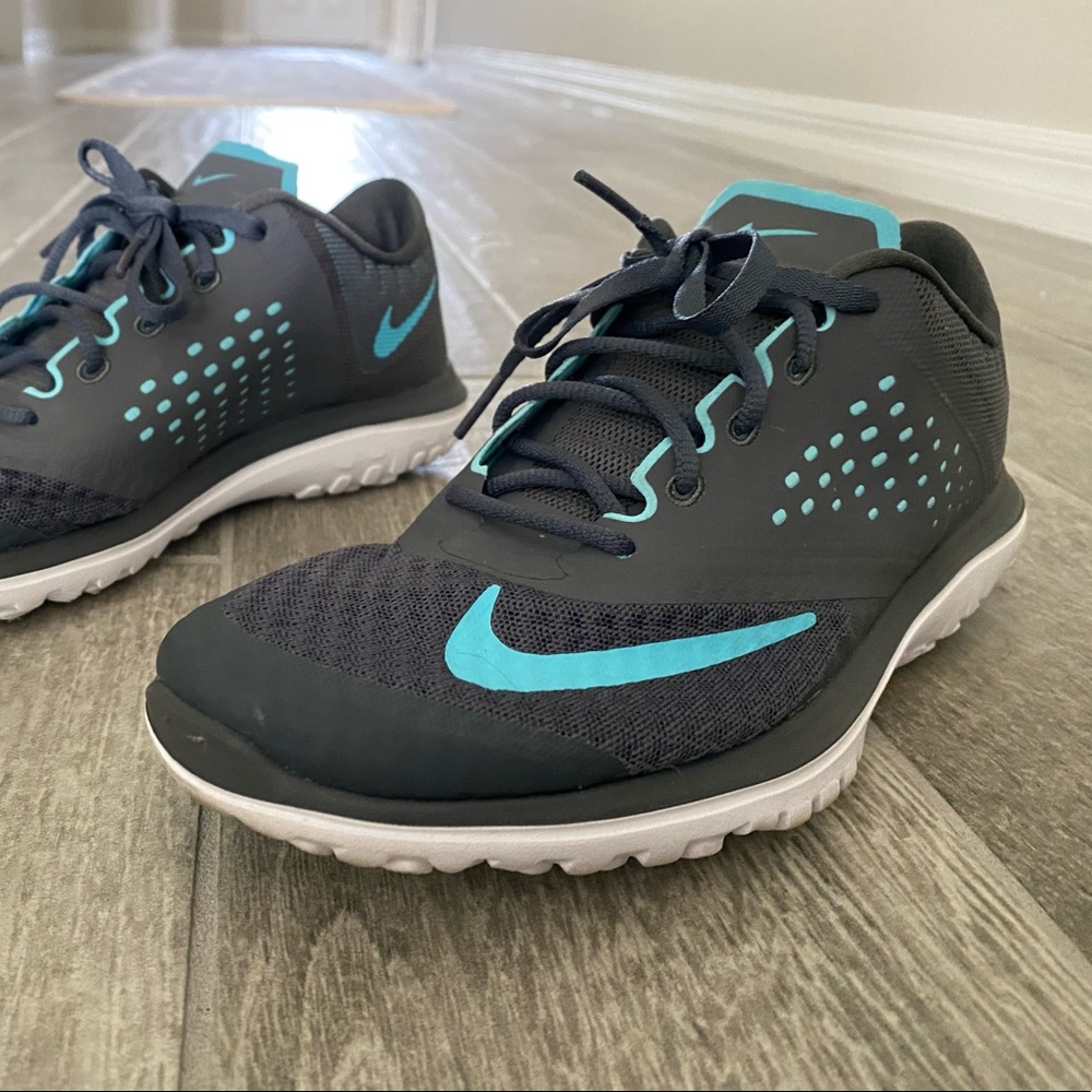 Nike Women Fitsole Size 9